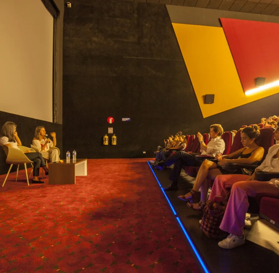 Estudiantes en una proyección y conversatorio de Cine para Sanar