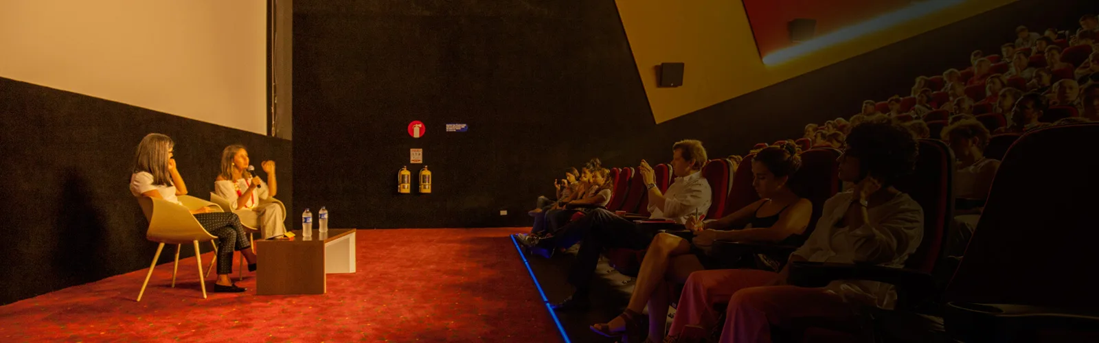 Público en una sala de cine durante una proyección de Cine para Sanar
