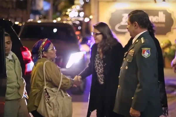Video: Enemigos históricos se sientan juntos en una sala de cine